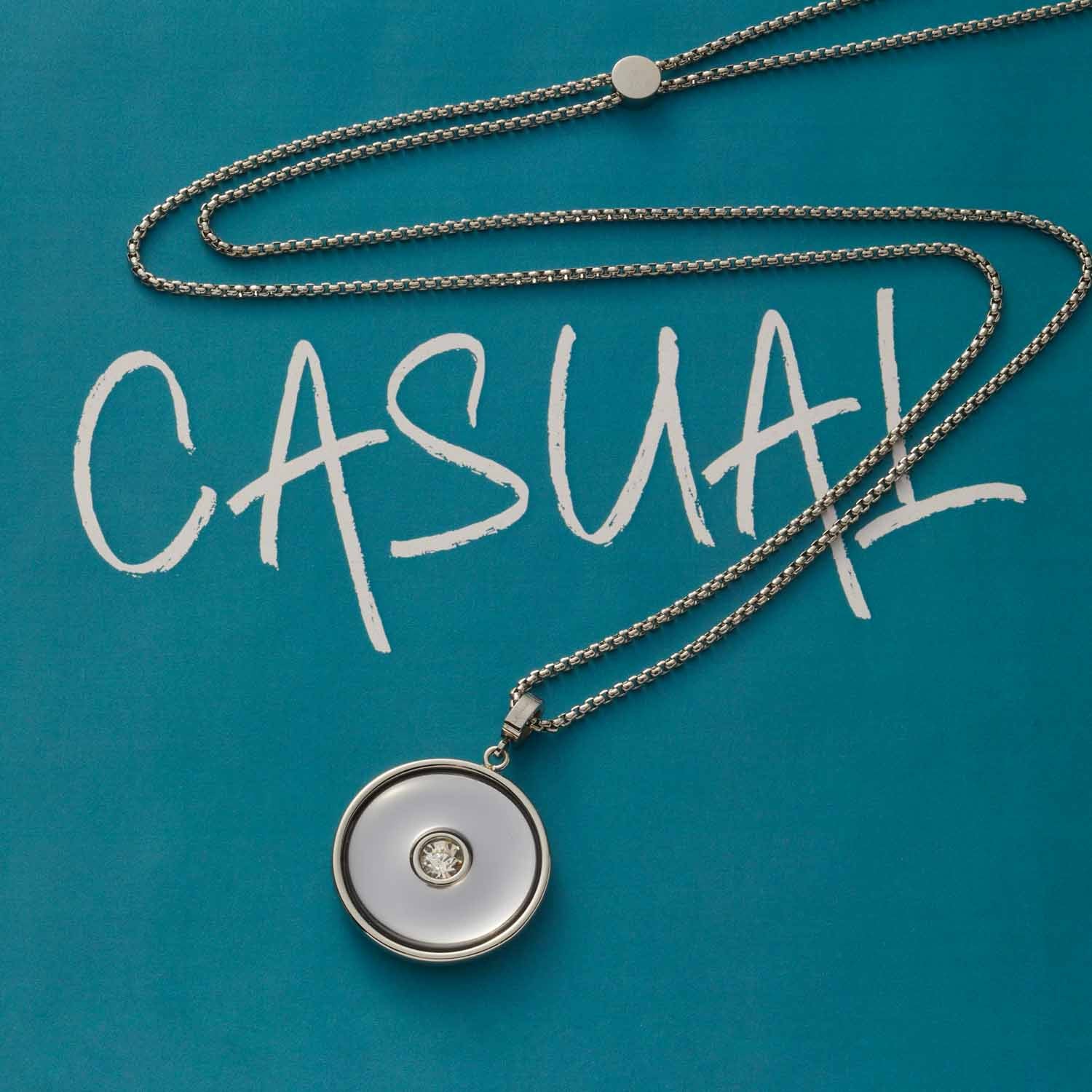 Anhänger DORMA Clip & Mix auf Kette mit "CASUAL" Schriftzug auf türkisblauem Hintergrund