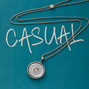 Anhänger DORMA Clip & Mix auf Kette mit "CASUAL" Schriftzug auf türkisblauem Hintergrund