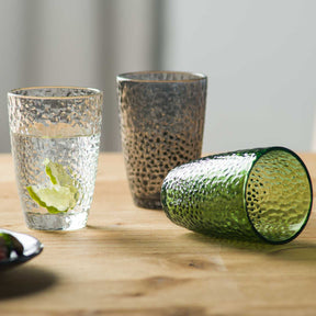 Trinkgläser MATERA mit Strukturoberfläche, eines mit Limettenscheibe gefüllt, auf Holztisch