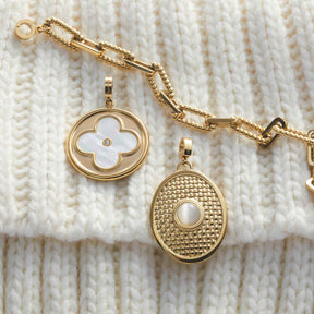 Anhänger FIDELIA gold Clip & Mix an Kette auf Strickstoff