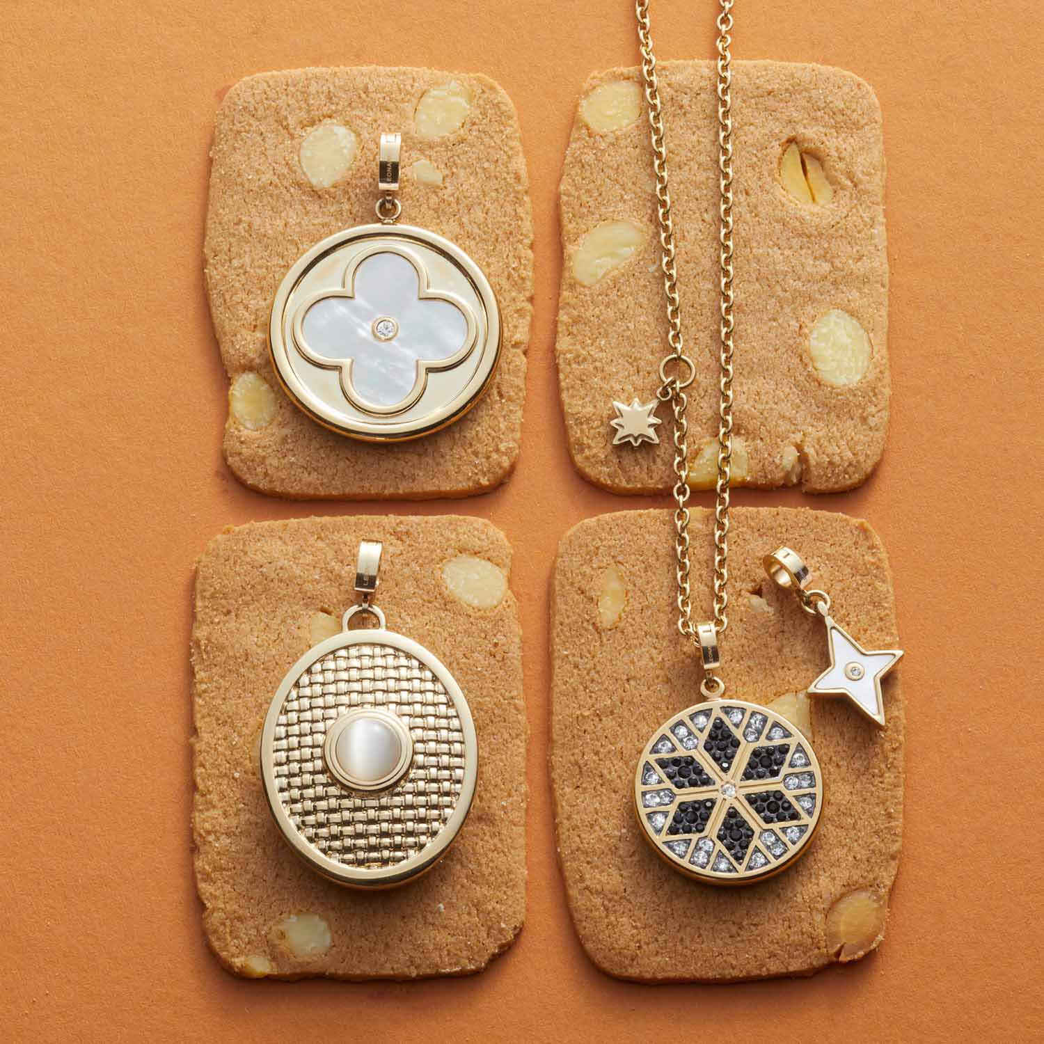 Anhänger FIDELIA gold Clip & Mix auf Korkunterlage mit Kette