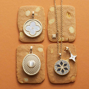 Anhänger FIDELIA gold Clip & Mix auf Korkunterlage mit Kette