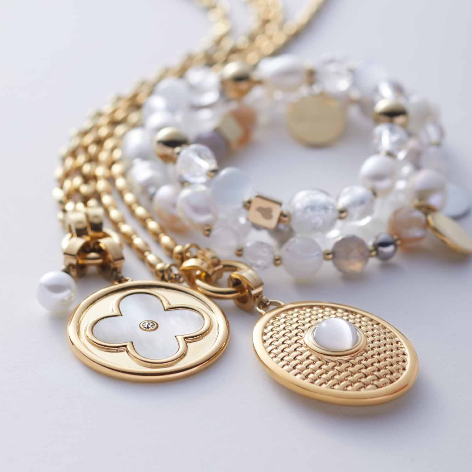 Anhänger FIDELIA gold mit Kleeblatt- und Oval-Motiv, Perlenarmband, Goldkette