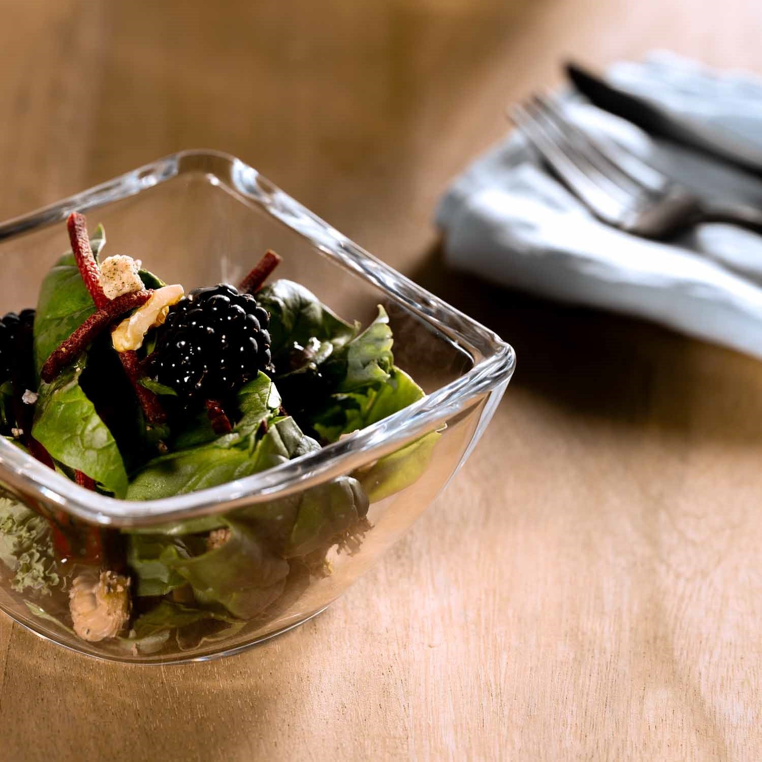 Schale PIAZZA mit Salat und Beeren auf Holztisch