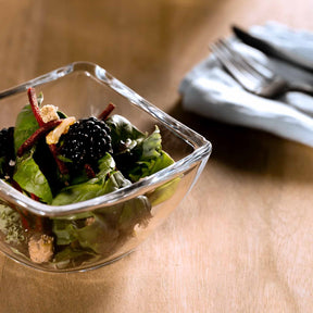 Schale PIAZZA mit Salat und Beeren auf Holztisch