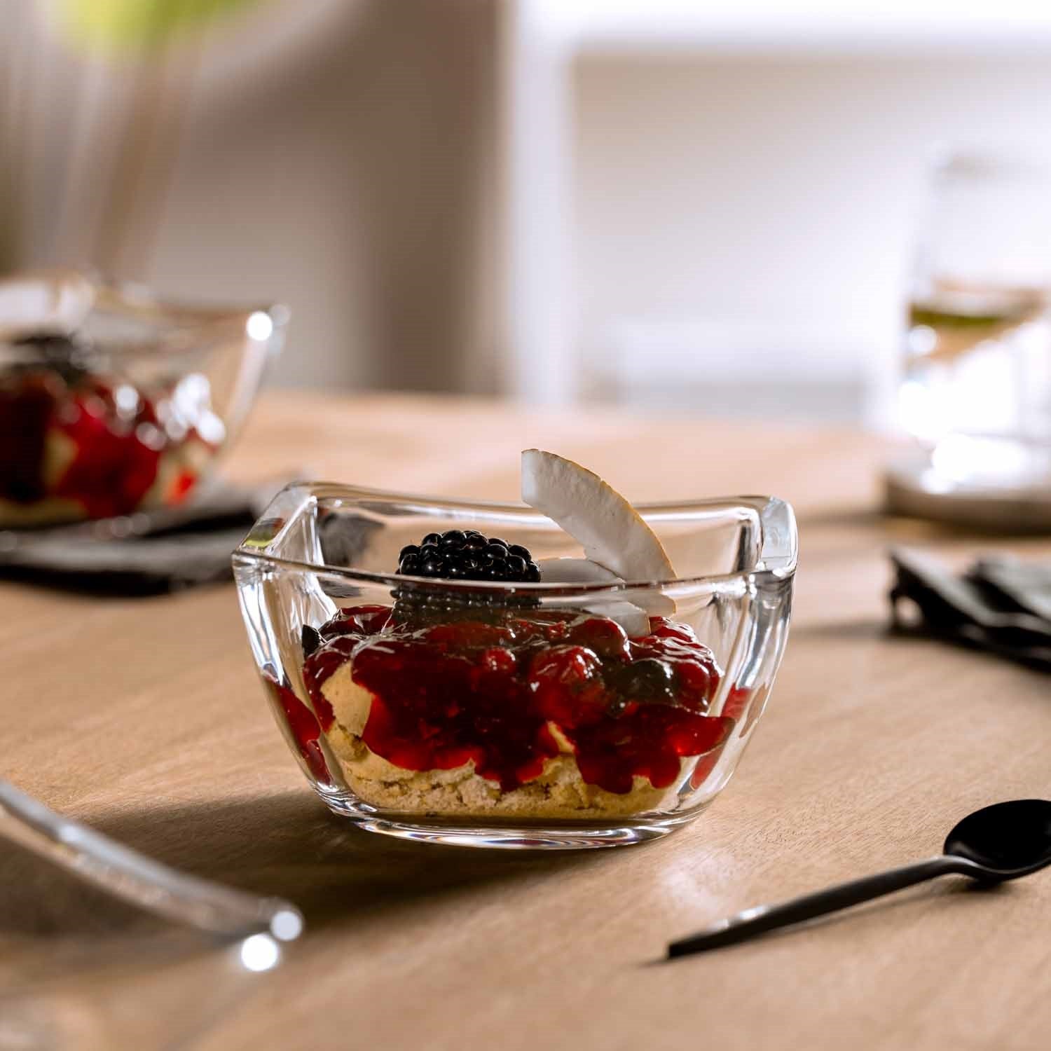 Schale PIAZZA mit Beeren auf gedecktem Tisch