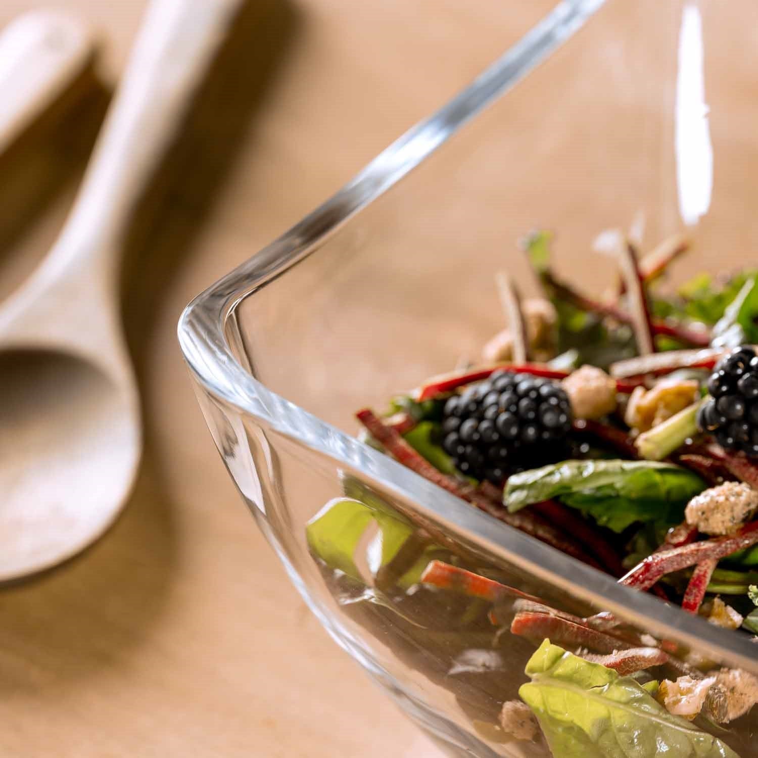 Schale PIAZZA mit Salat und Beeren auf Tisch mit Serviette