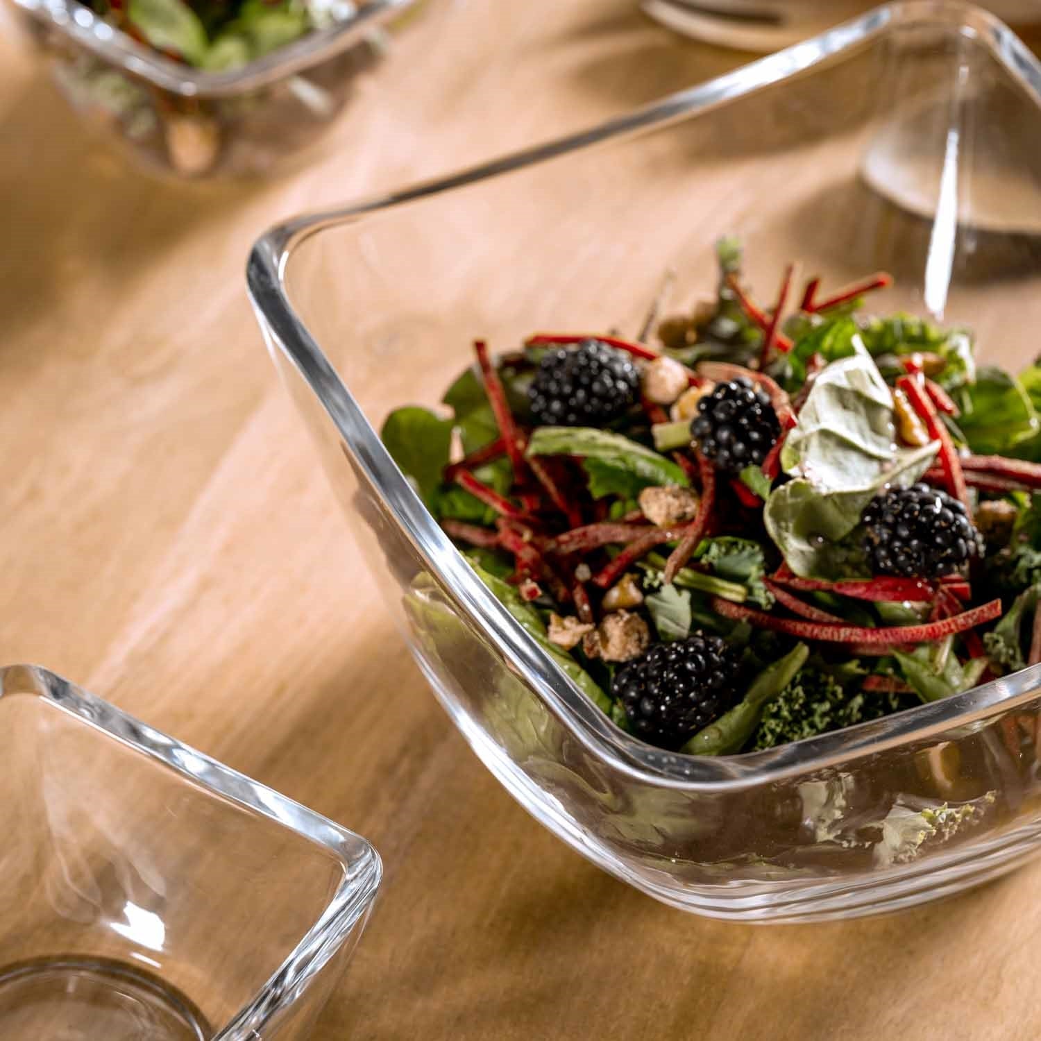Schale PIAZZA mit Salat, Beeren und Käse auf Holztisch