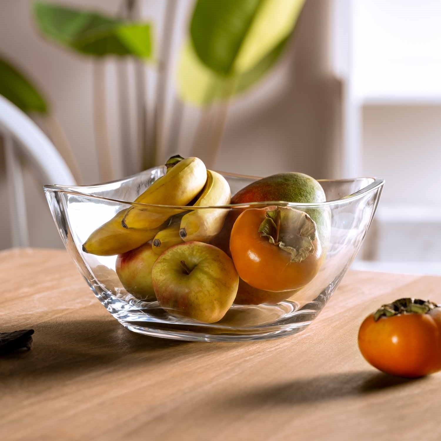 Schale PIAZZA mit Äpfeln, Bananen und Tomate auf Holztisch