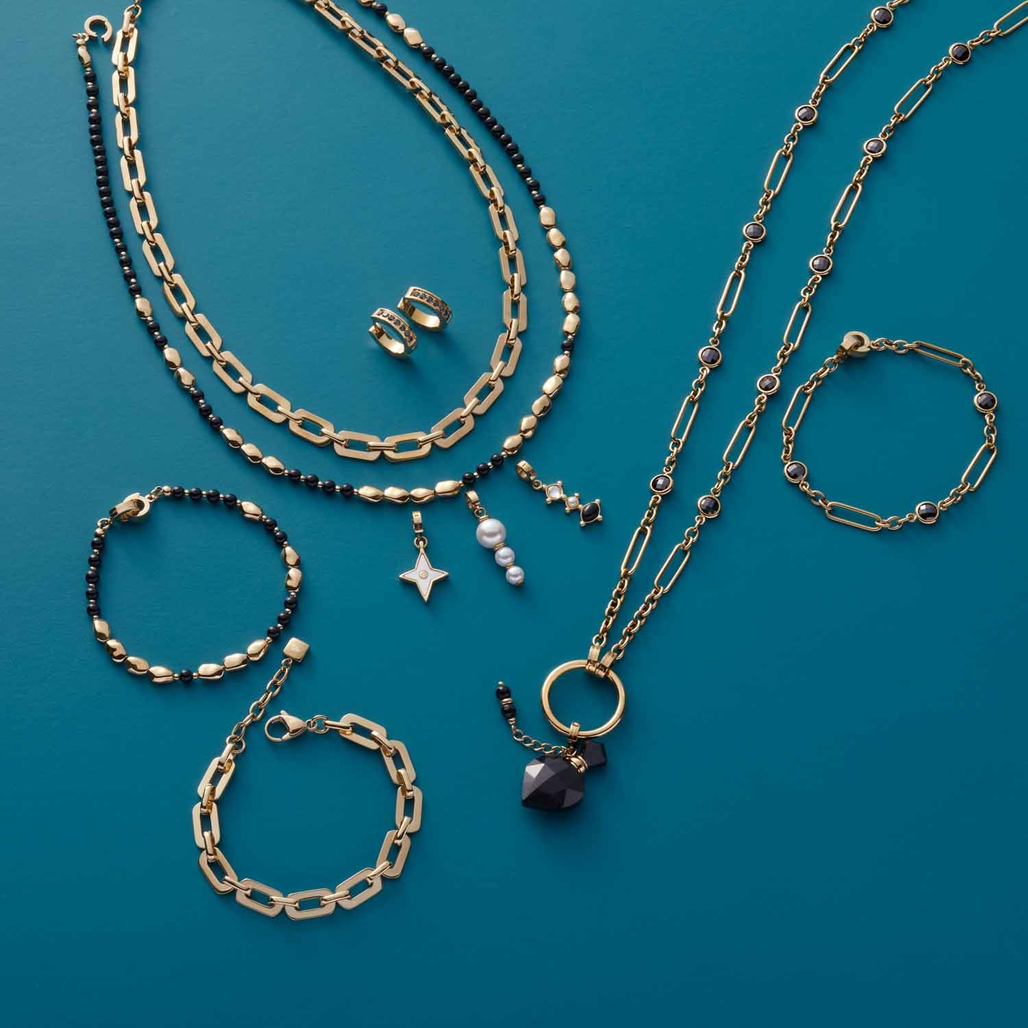 Halskette DORINA, Armbänder und Ohrringe aus Glas auf blauem Hintergrund