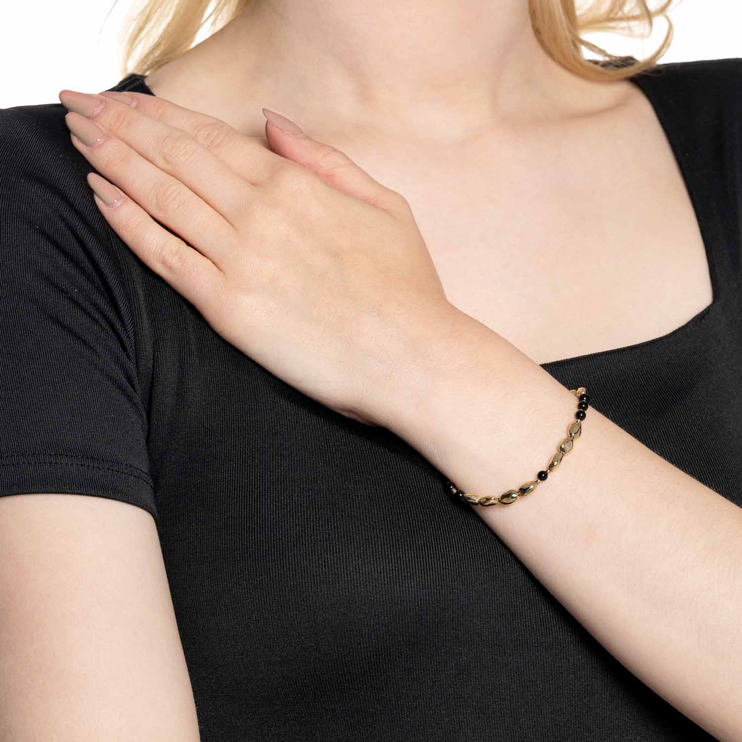 Frau trägt Armband DORINA gold Clip & Mix am Handgelenk