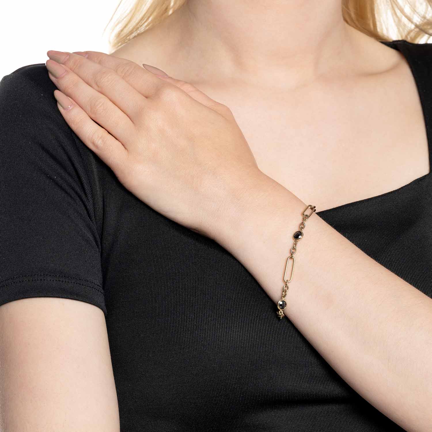 Frau traegt Armband DELICA gold Clip & Mix am Handgelenk