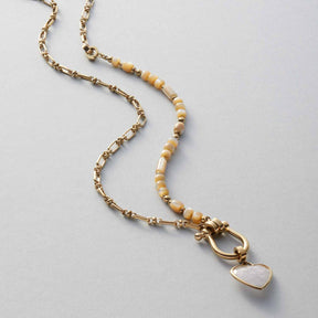 Halskette KAREEN gold mit Glasperlen und Herzanhänger auf hellem Untergrund
