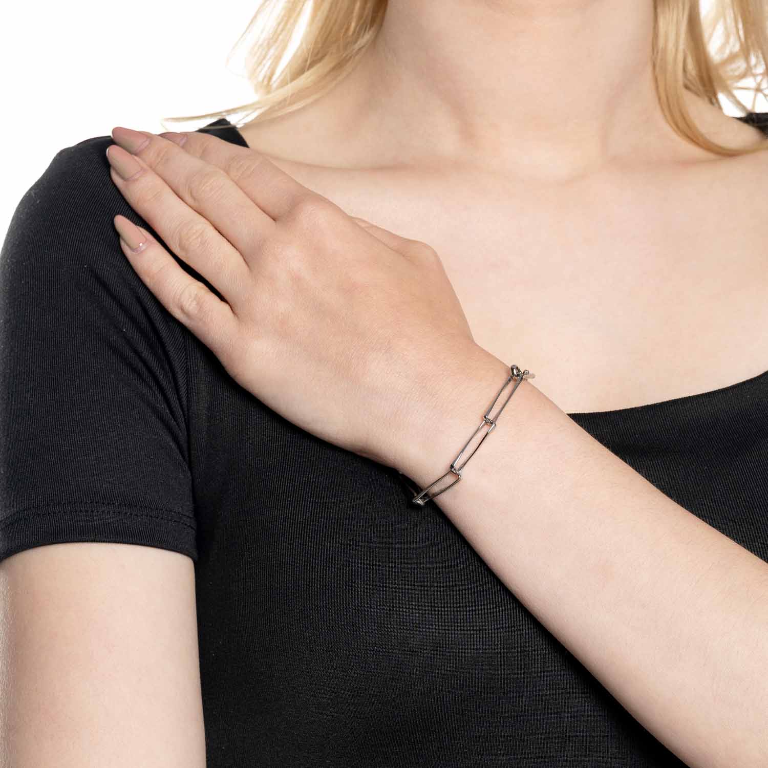 Frau trägt silbernes Armband CONSENZA am Handgelenk