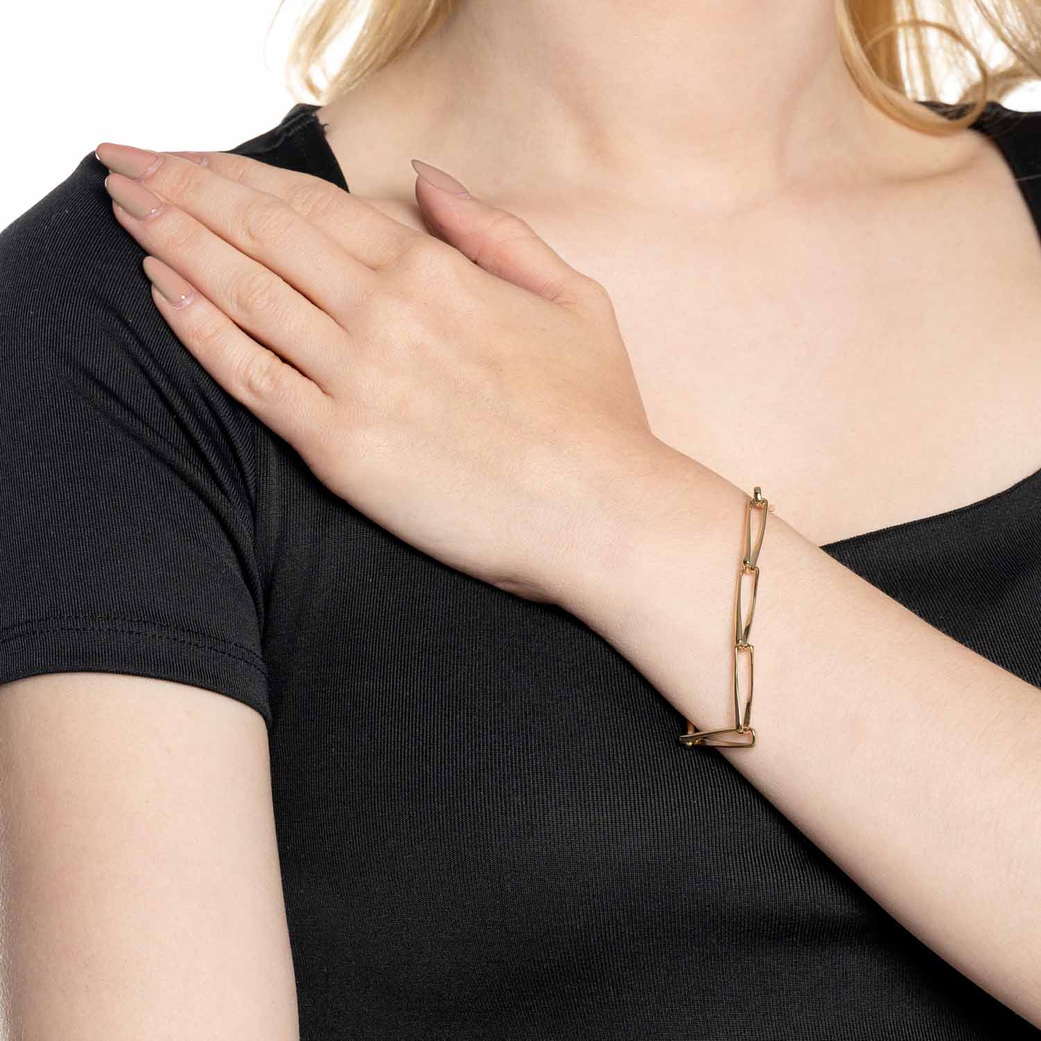 Frau trägt goldenes Armband CONSENZA am Handgelenk