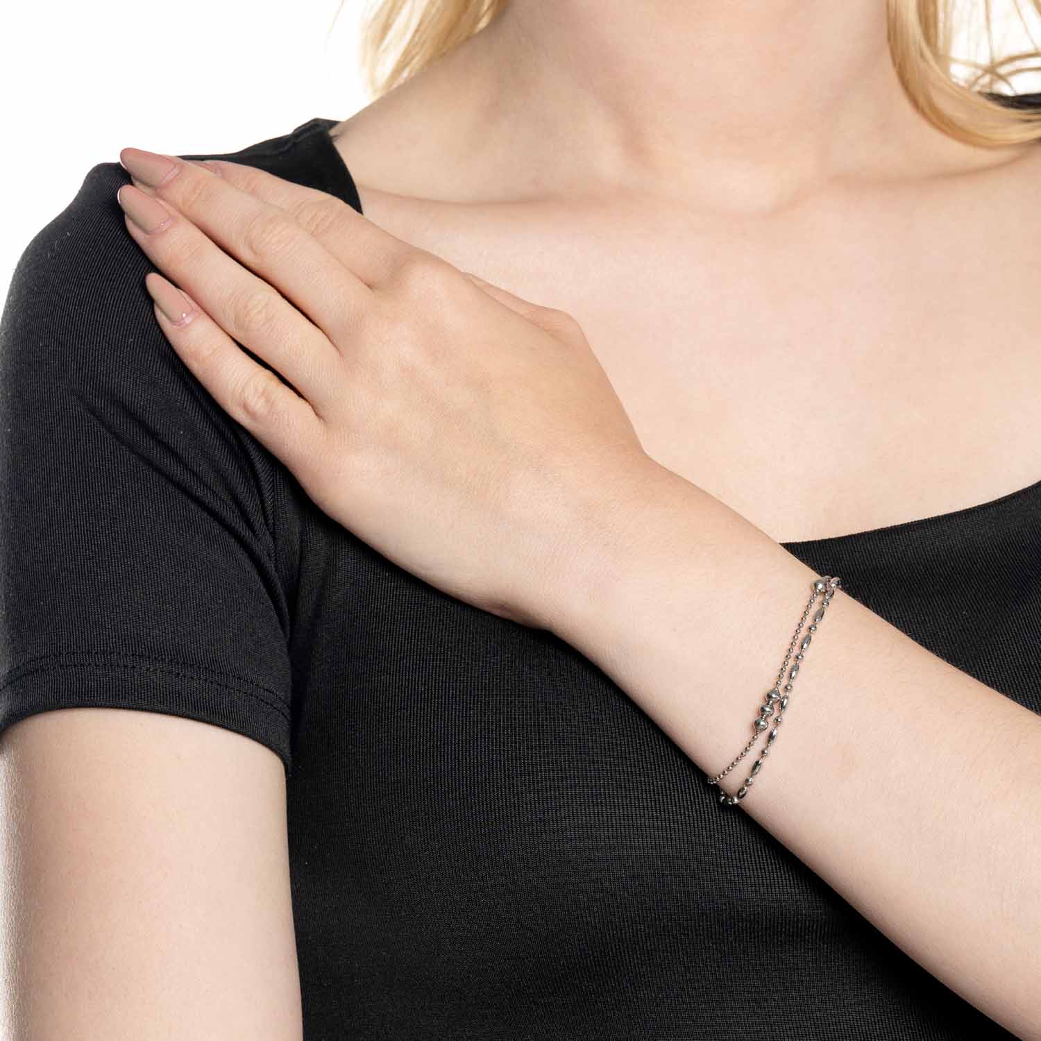 Frau trägt silbernes Armband ILVI Clip & Mix am Handgelenk