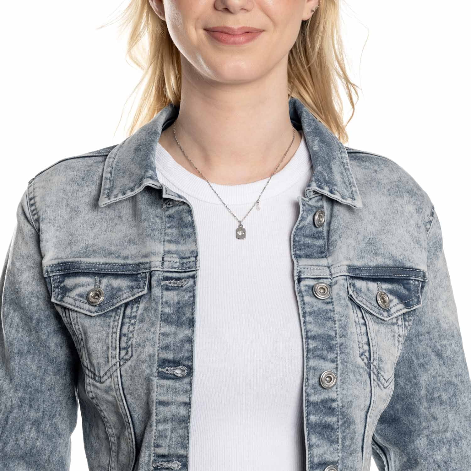 Frau traegt silberne Halskette AMARILA 42 cm ueber weissem Shirt und grauer Jeansjacke