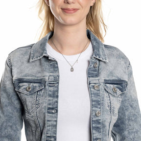 Frau traegt silberne Halskette AMARILA 42 cm ueber weissem Shirt und grauer Jeansjacke