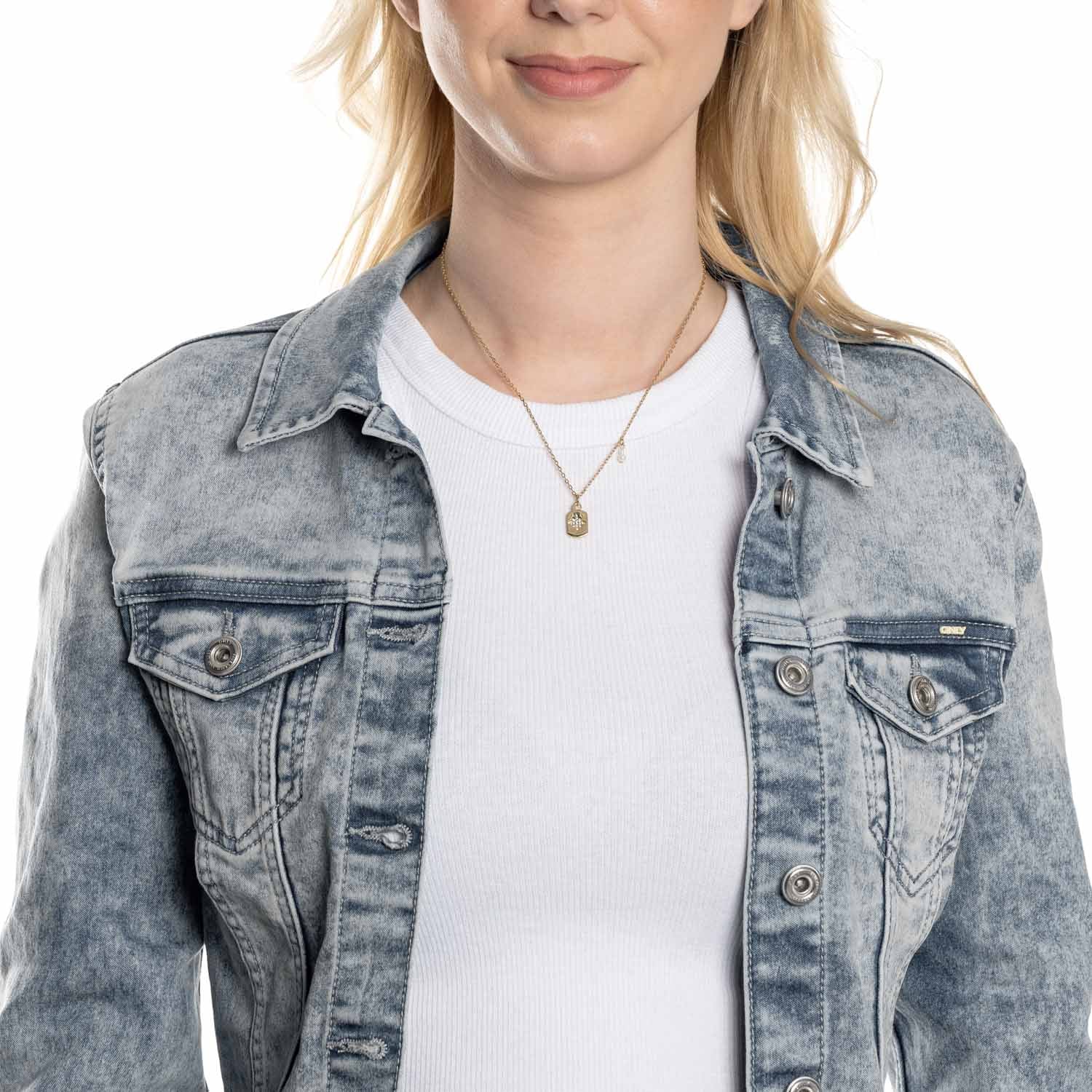 Frau trägt Halskette AMARILA 42 cm gold über weißem Shirt und Jeansjacke