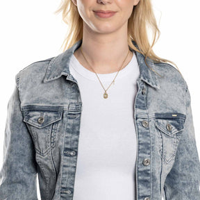 Frau trägt Halskette AMARILA 42 cm gold über weißem Shirt und Jeansjacke