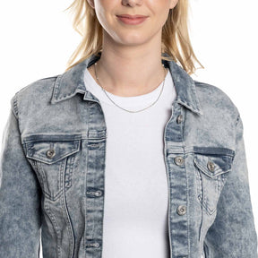 Frau trägt Halskette NAVINA 42 cm CIAO über weißem Shirt und Jeansjacke