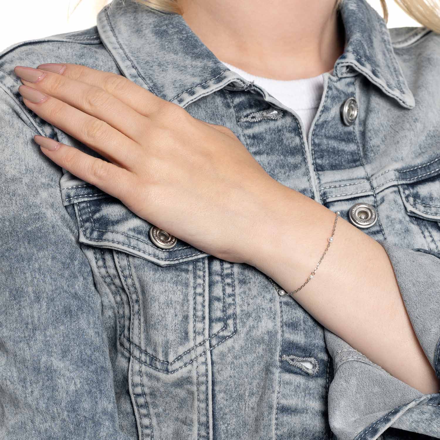 Armband NAVINA CIAO an Frau getragen, Detailansicht am Handgelenk