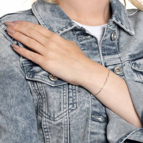 Armband NAVINA CIAO an Frau getragen, Detailansicht am Handgelenk