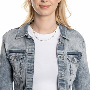 Frau trägt Halskette MILLA 42 cm gold mit Jeansjacke und weißem Shirt