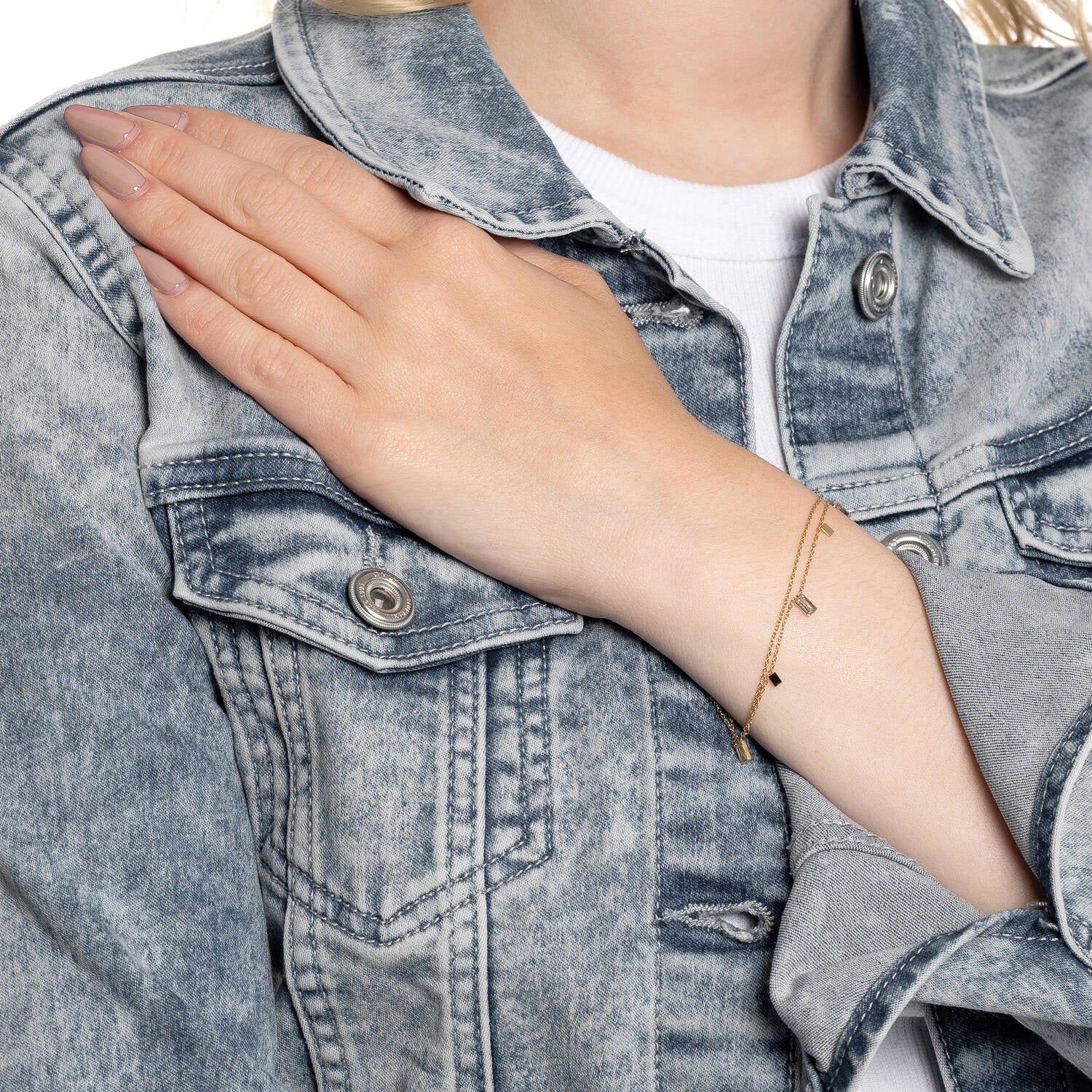 Armband LIORA gold an Frau mit Jeanshemd getragen