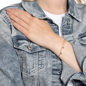 Armband LIORA gold an Frau mit Jeanshemd getragen