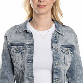 Frau traegt Halskette LIORA 42 cm gold CIAO ueber weissem Shirt und Jeansjacke