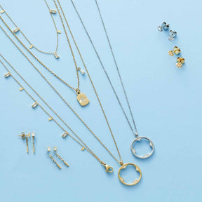 Halskette LIORA 42 cm gold mit passendem Schmuck auf hellblauem Hintergrund