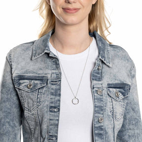 Frau traegt silberne Halskette CAMPAGNOLA 60 cm CIAO ueber weissem Shirt und grauer Jeansjacke