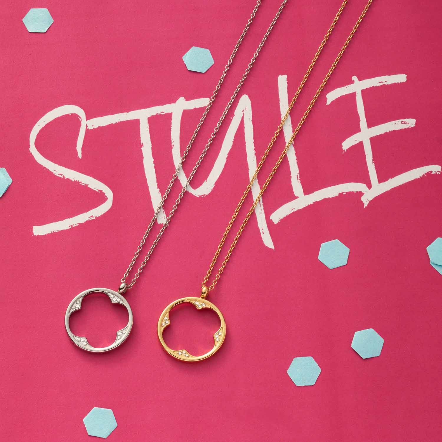 Halskette CAMPAGNOLA 60 cm CIAO in silber und gold auf pinkem Hintergrund mit Deko-Elementen