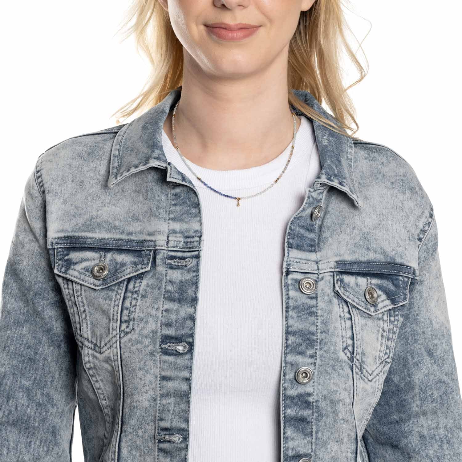 Frau trägt Halskette BABELLI 42 cm gold CIAO über weißem Top und Jeansjacke