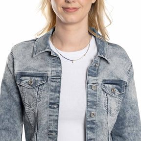 Frau trägt Halskette BABELLI 42 cm gold CIAO über weißem Top und Jeansjacke