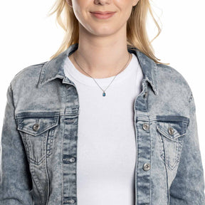 Frau trägt Halskette SOPHIA 42 cm CIAO über weißem Shirt und Jeansjacke