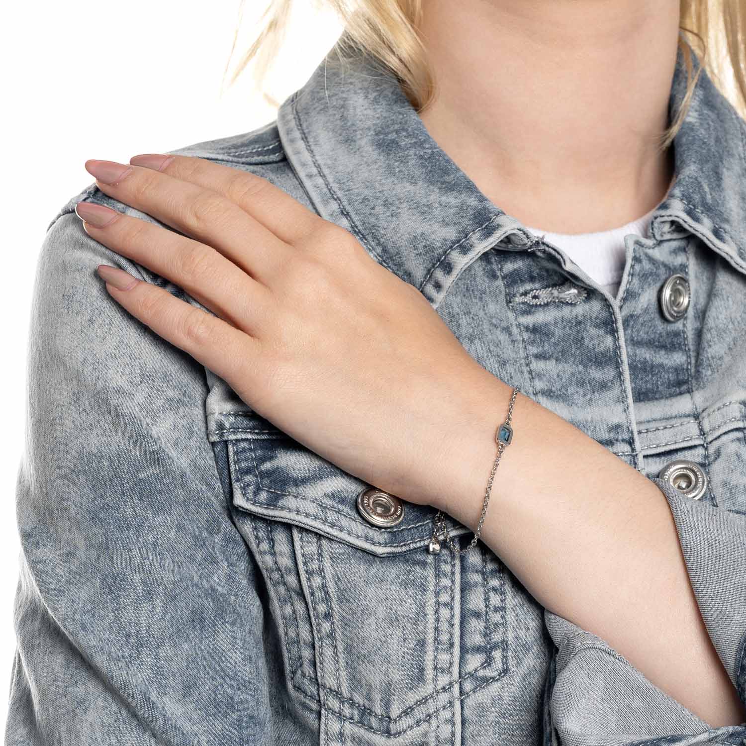 Frau traegt Armband SOPHIA CIAO am Handgelenk, Denim-Jacke