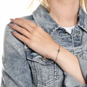Frau traegt Armband SOPHIA CIAO am Handgelenk, Denim-Jacke