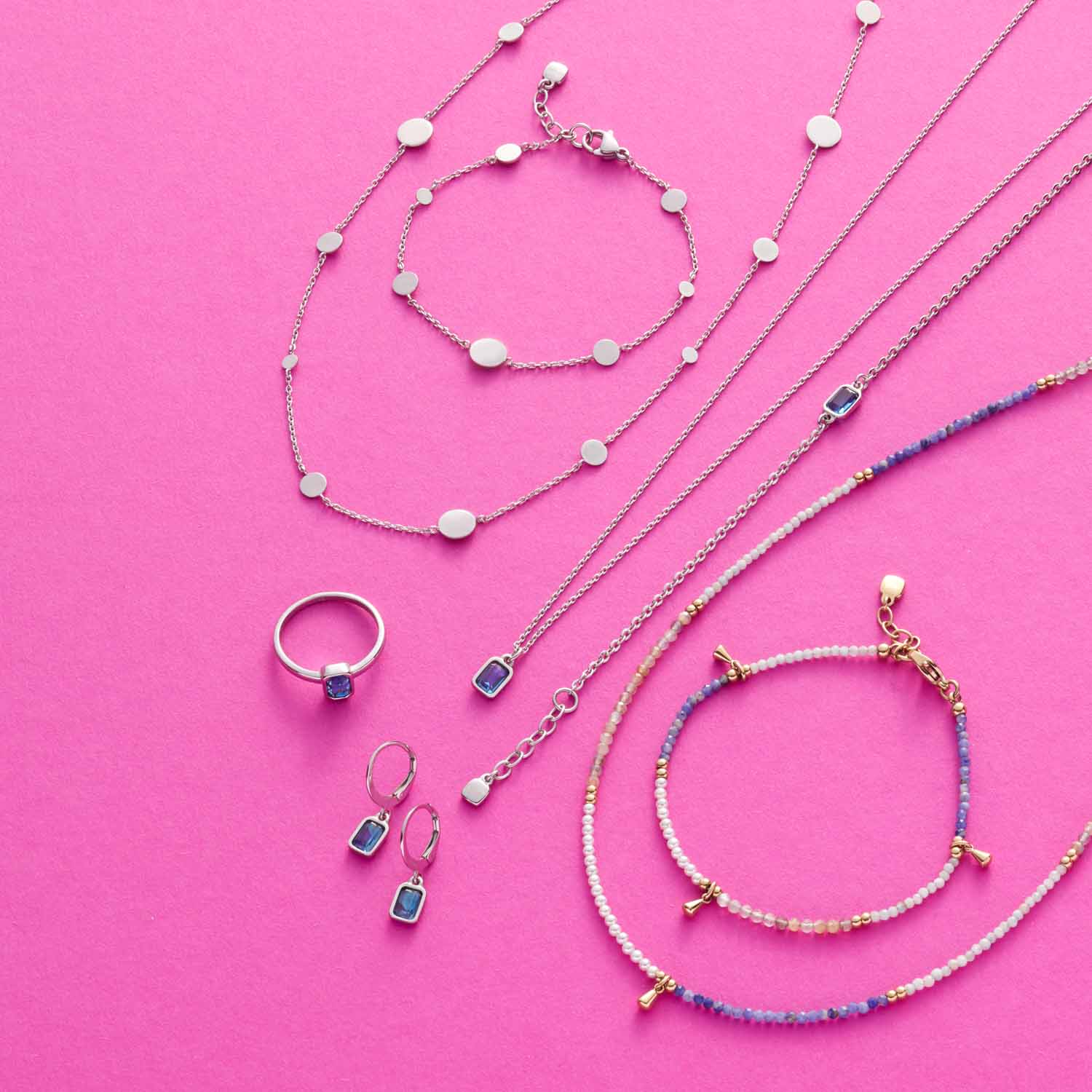 Armband SOPHIA CIAO und passende Schmuckstücke auf rosa Hintergrund arrangiert