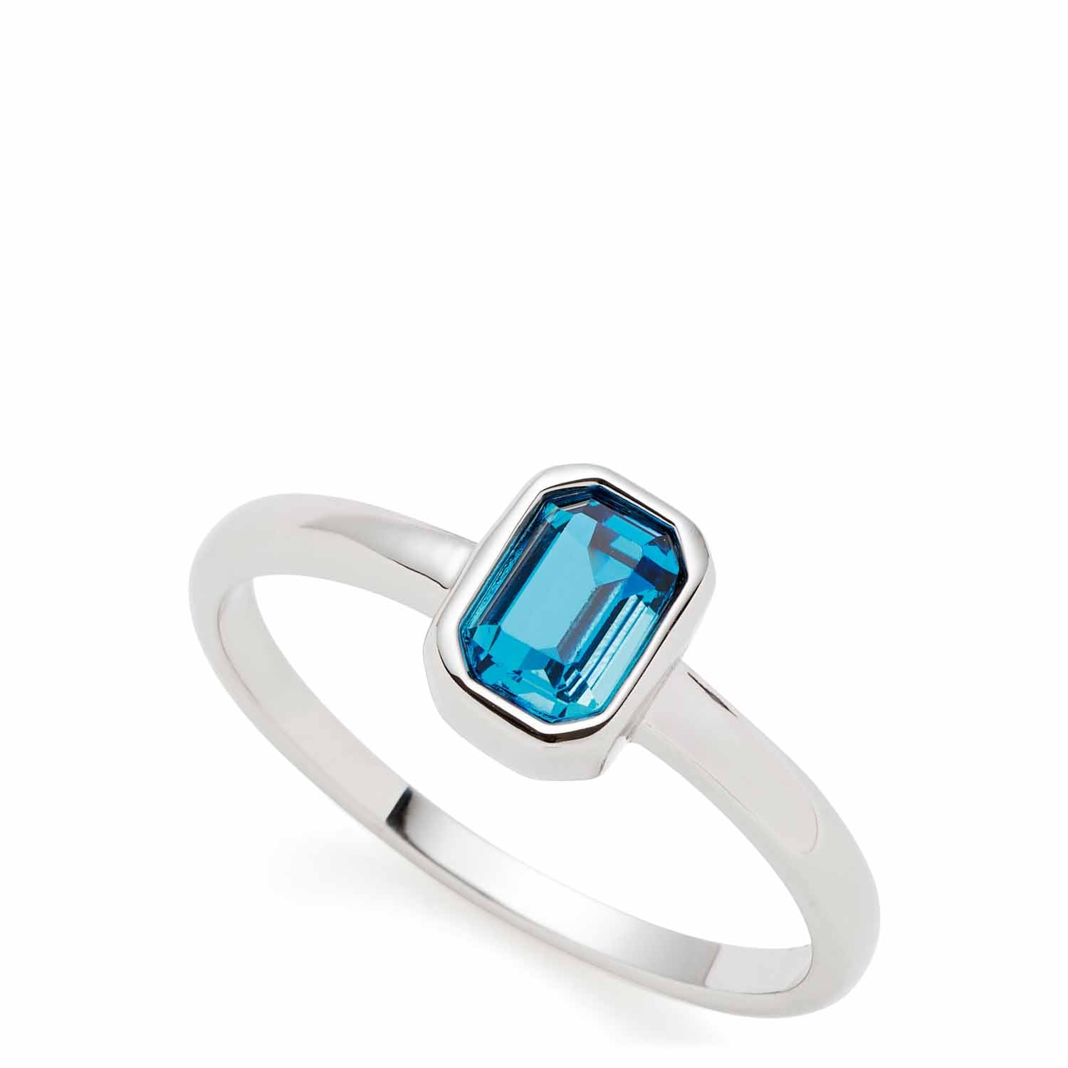 Ring SOPHIA 18 CIAO mit blauem Glasstein auf weißem Hintergrund