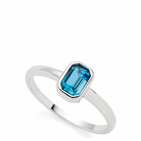 Ring SOPHIA 18 CIAO mit blauem Glasstein auf weißem Hintergrund