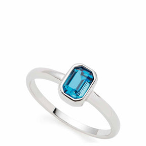 Ring SOPHIA 20 CIAO mit blauem Glasstein auf weißem Hintergrund