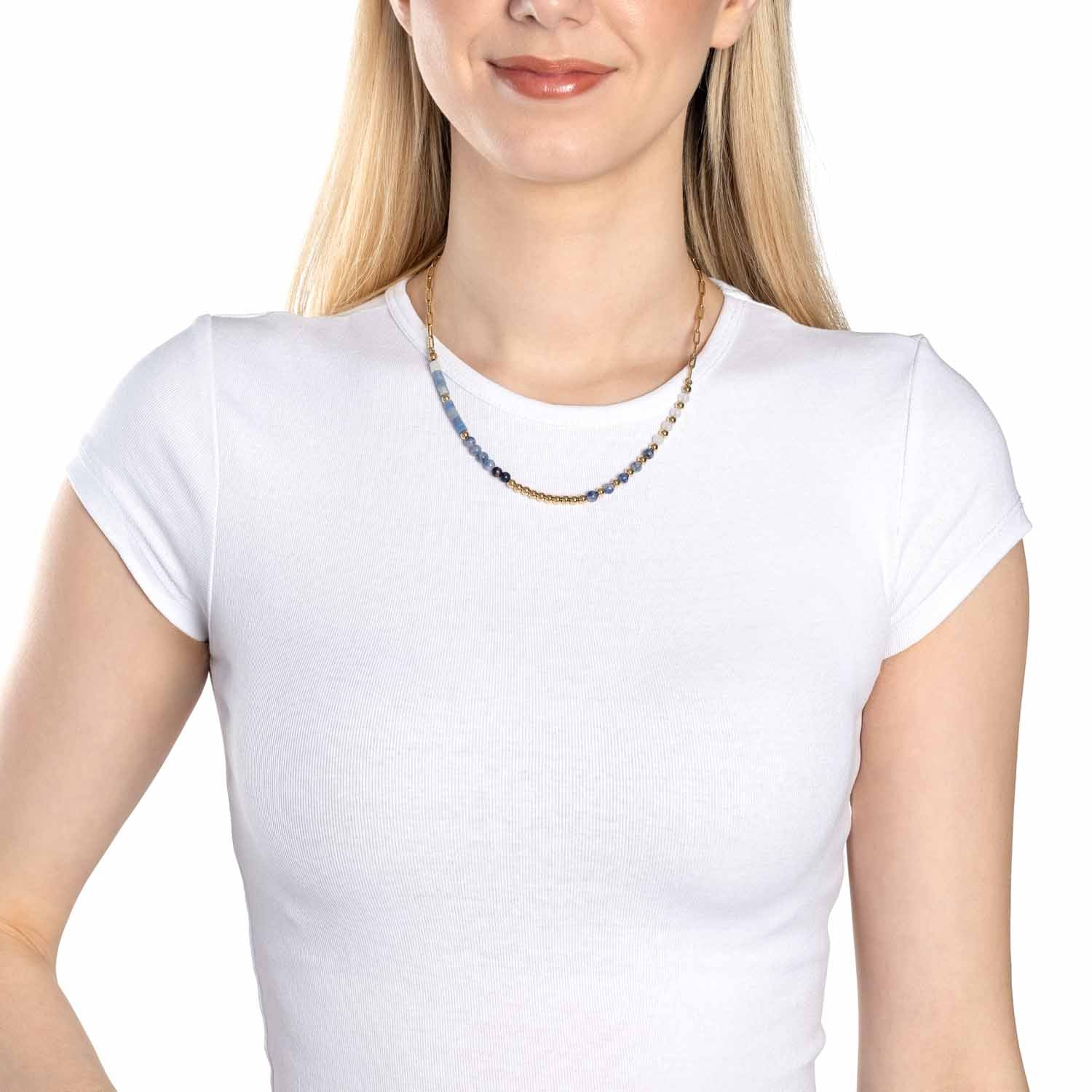 Frau mit weißem T-Shirt trägt Halskette BELINDA