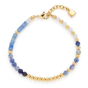 Armband BELINDA gold mit blauen Glasperlen und goldenen Metallperlen auf weißem Hintergrund