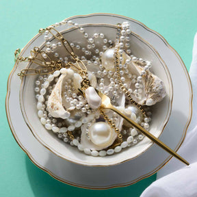 Halskette PATSY 50 cm gold mit Perlensträngen und Muscheln auf Tablett