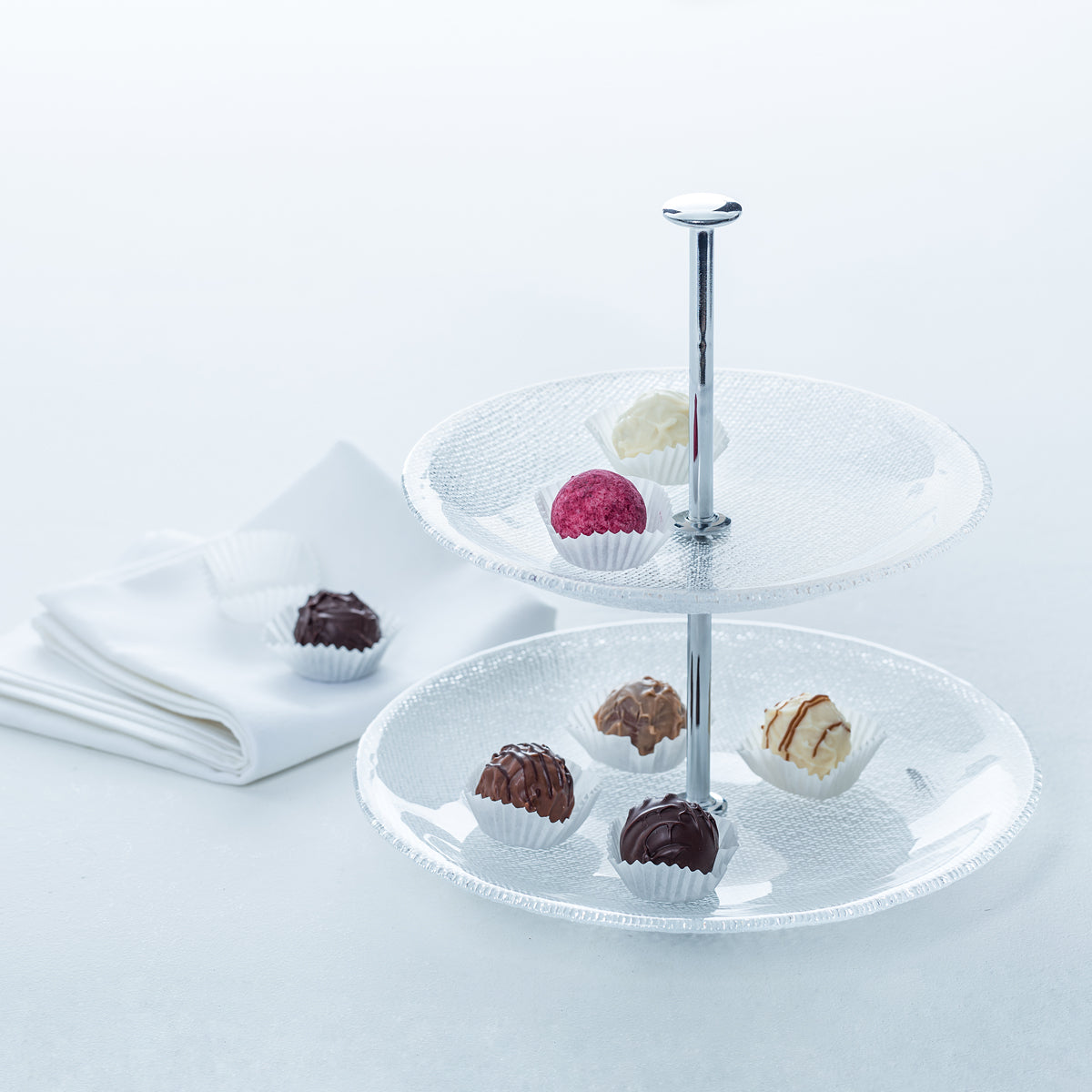 Glas-Etagere PRALINA 2-stöckig mit verschiedenen Pralinen und Schokoladen bestückt