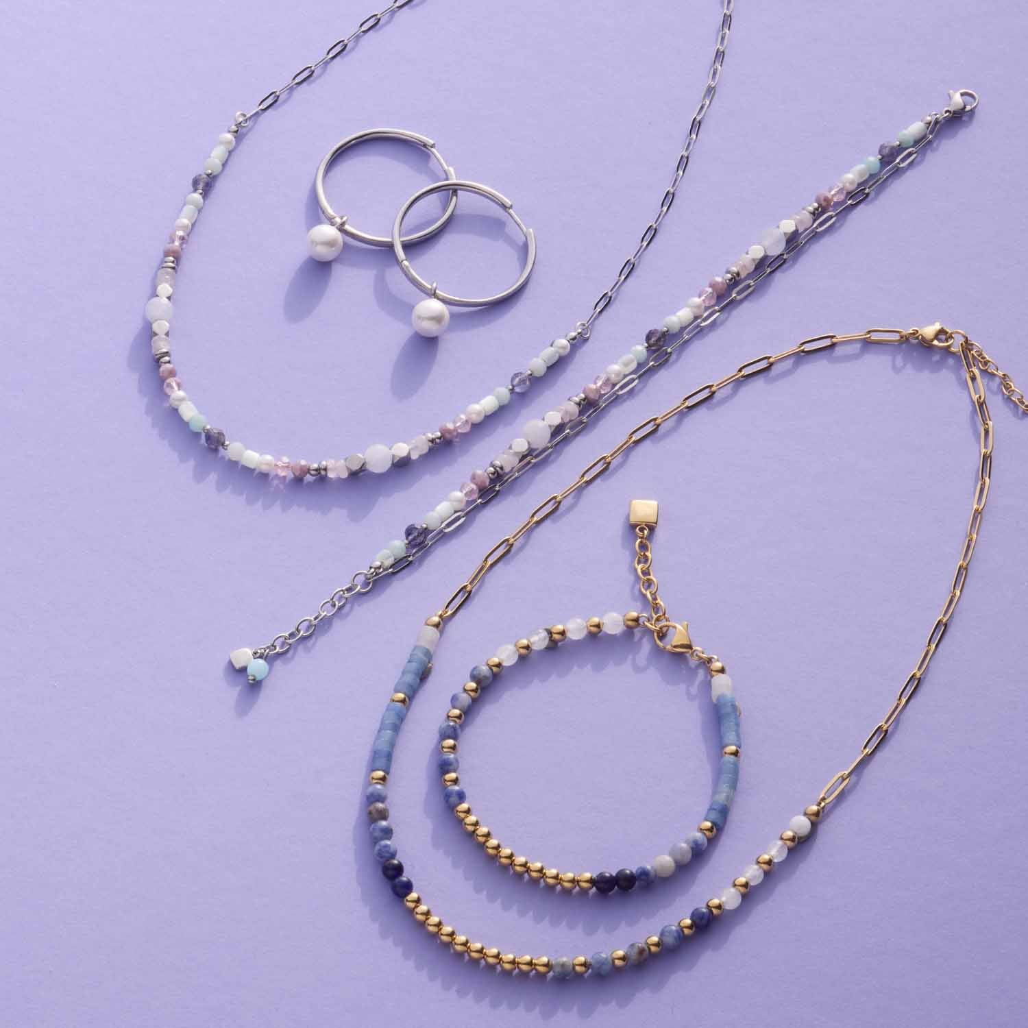Halskette RANDY mit Ringen und Armbändern aus Glasperlen auf violettem Hintergrund