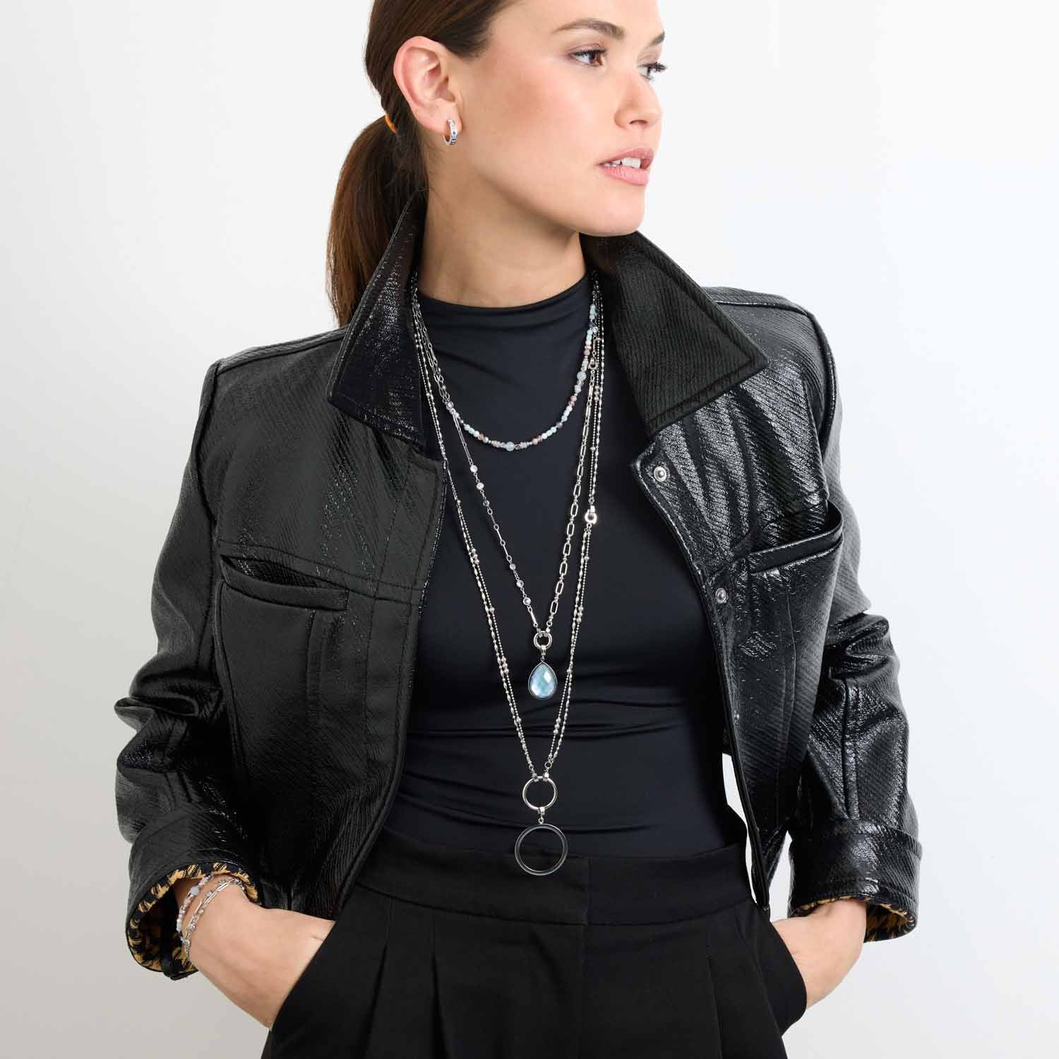 Frau traegt Armband RANDY am Handgelenk, schwarze Lederjacke und silberne Ketten