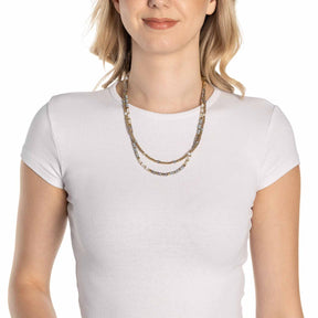 Frau traegt Halskette BERNADETTE 50 cm gold um den Hals, weisses T-Shirt